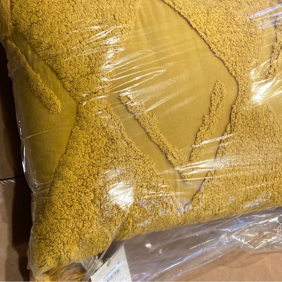 ARTISAN 34 Tufted Tassel Throw Pillow Nugget Gold 16” X 24” - Picture 5 of 10